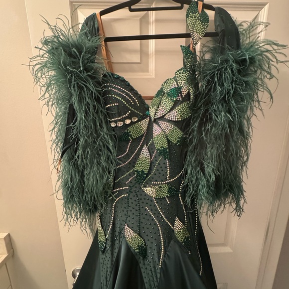 Elegant Green Evening Gown - Picture 8 of 8